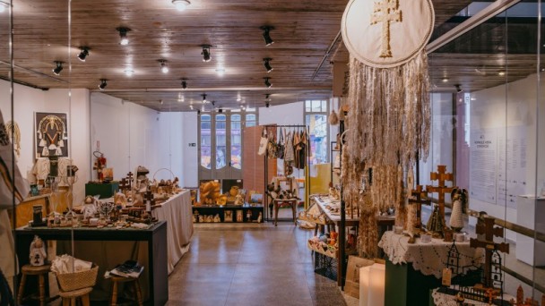 Foto do espa&ccedil;o vitrine com a exposi&ccedil;&atilde;o de pordutos das miss&otilde;es, mostra anterior de trabalhos