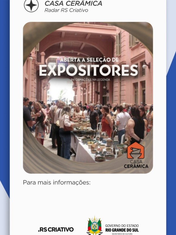 Card com fundos azul e branco. No meio, uma fotografia de uma feira que aconteceu na Travessa dos Cataventos, Casa de Cultura Mario Quintana.Sobre a foto: Sele&ccedil;&atilde;o de Expositores.
 Abaixo escrito: Mais informa&ccedil;&otilde;es e os logos da Sedac e RS Criativo. 